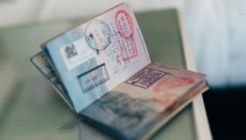 Доллар к 90 ₽: как это изменит планы россиян на поездки в 2025&ndash;2026