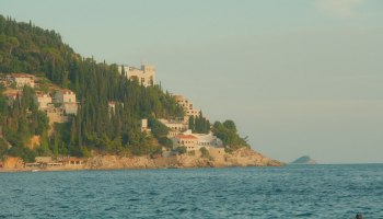 Абхазия в августе 2026: где найти номер, если всё занято?