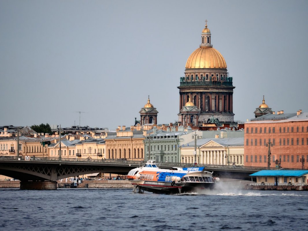 Российский туризм взлетел: рекорды, пляжи и транзитные приключения в 2025