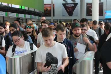Россияне в Ереване: 17 часов ожидания, скандалы и «люксы» от авиакомпании Россияне в Ереване: 17 часов ожидания, скандалы и «люксы» от авиакомпании