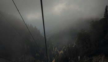 Сочи в осаде стихии: шторм, лавины и туристы в снежном плену