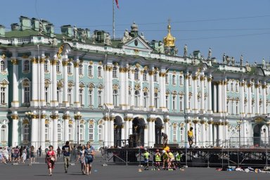 Мода + Туризм = 💰: Как пиджаки и чемоданы спасают экономику России в 2025 Мода + Туризм = 💰: Как пиджаки и чемоданы спасают экономику России в 2025