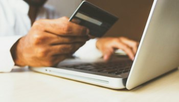 Боты-мошенники взялись за новогодние туры: как не лишиться денег и отпуска