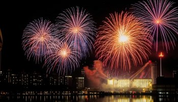 Майские праздники 2025: куда сходить в Москве, Петербурге и Сочи