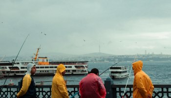 Стамбул под дождём: рейсы задерживают, прогулки по Босфору отменяют