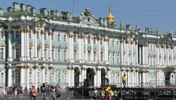 Мода + Туризм = 💰: Как пиджаки и чемоданы спасают экономику России в 2025