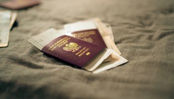 Загранпаспорт в отпуске: что делать, если документ потерян или истёк срок