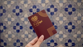 Паспорт на скорость: депутаты хотят легализовать платный экспресс-загран