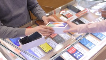 Скидки под контролем: почему ЦБ не в восторге от маркетплейсов и что это значит для туристов в 2025