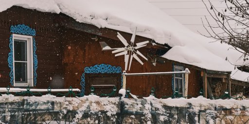 Шерегеш в снежном плену: курорт атаковали двухметровые сугробы и эпичные пробки Шерегеш в снежном плену: курорт атаковали двухметровые сугробы и эпичные пробки