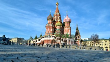 Наличные в моде: Как туристы и агенты бегут от блокировок карт в 2026