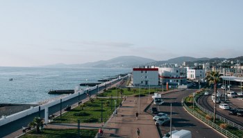 Краснодарский край лидирует в туризме: миллионы гостей, новые отели и... мазутные пляжи? 🌞