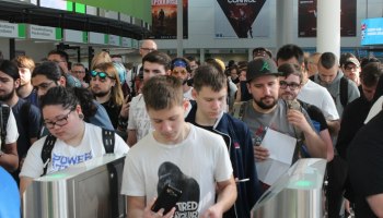 Россияне в Ереване: 17 часов ожидания, скандалы и &laquo;люксы&raquo; от авиакомпании