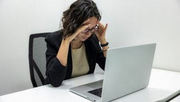 Когда &laquo;Алиса&raquo; врёт: Как нейросеть Яндекса подставила турфирму выдуманными отзывами