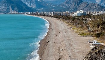 Россияне оккупировали Анталью: каждый третий турист &mdash; наш, несмотря на кризис