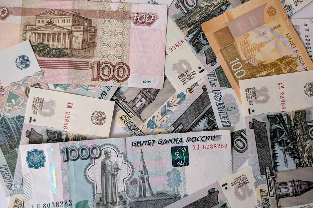 Рубль рвётся к 70: почему доллар дешевеет и как это повлияет на ваш отпуск